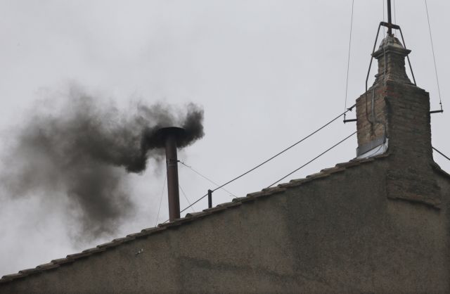 Μαύρος καπνός στο δεύτερο γύρο του Κονκλαβίου για τον Πάπα [infographic]